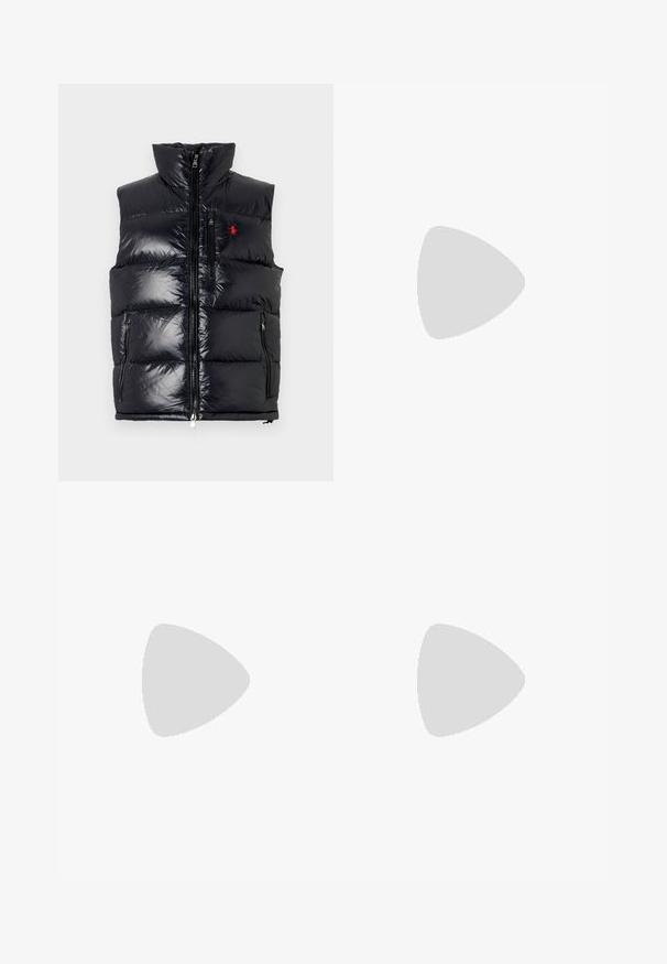 Νέος άνδρας που φοράει σκούφο με σκουρόχρωμο γιλέκο πάνω από μαύρο πουλόβερ, παντελόνι καμουφλάζ, πράσινο πλεκτό σκουφάκι και ρολόι χειρός με πράσινο καντράν.; Μπεζ φούτερ με κουκούλα, μπροστινή τσέπη, κορδονάκι στην κουκούλα, μακριά μανίκια και μικρό λευκό κεντημένο λογότυπο στο στήθος.; Λευκό παντελόνι με ψηλή μέση και ίσια γραμμή, με θηλιές για ζώνη, εμπρόσθιες τσέπες, κούμπωμα με κουμπιά και πλαϊνή τσέπη χρηστικότητας σε απλό φόντο.; Μαύρο δερμάτινο μοκασίνι με παχύ, τραχωτό πέλμα και μικρό πράσινο ετικέτα "Polo" στο εξωτερικό μέρος κοντά στη φτέρνα.