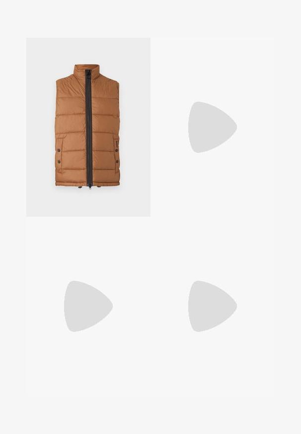 Veste matelassée marron avec un col montant, une fermeture éclair intégrale à l'avant et des détails à boutons-pression sur les poches. Tissu lisse et léger.; Pull marron tricoté à manches longues, col rond et ourlets côtelés. Présente un petit logo d'oiseau doré sur la poitrine.; Pantalon beige coupe slim avec passants de ceinture, bouton à l'avant et poches latérales, présenté sur un fond uni.; Chaussure décontractée à lacets en daim marron avec semelle en caoutchouc plate, vue de côté sur un fond clair uni.