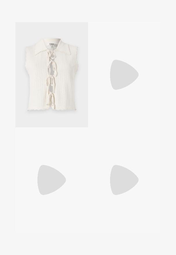 Hvid ærmeløs top med en bølget krave, struktureret strikket mønster, frontlukning med sløjfer og et cropped fald.; Beskarvet hvid skjorte lavet af glat bomuld, der har en foran rynket detalje, spids krave og lange ærmer med knaplukninger.; Beige og lysebrune houndstooth-mønstrede bukser med lige ben, bæltestropper og lukning foran på hvid baggrund.; Beige dames mule i læder med spids tå, rynket overdel, snøre og lav kittenhæl på hvid baggrund.