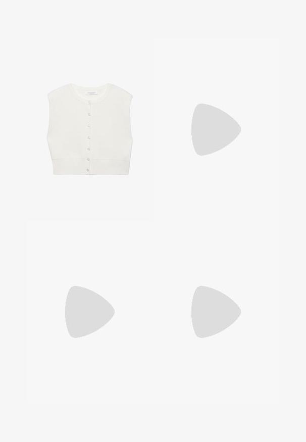 Cardigan court blanc sans manches avec col rond et fermeture avant à boutons, ourlet côtelé, et étiquette de marque à l'intérieur du col.; Chemise blanche à manches longues boutonnée, avec un col pointe et de larges poignets, en tissu uni et lisse.; Pantalon blanc à jambes larges avec une taille haute, dotés d'une ceinture à nouer, d'une texture douce et de plis avant pour plus de structure. Design minimal.; Sandale tong en caoutchouc noir avec semelle texturée et fines brides en Y sur un fond blanc uni.