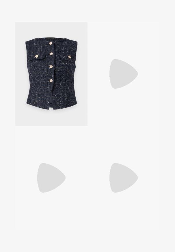 Gilet sans manches texturé bleu marine avec des boutons floraux ton or, deux poches à rabat, et des détails discrets en fil métallique.; Blouse blanche avec un col froncé et un cordon de serrage ; jupe noire ajustée avec des passepoils blancs contrastants sur les manches. Texture de tissu lisse.; Escarpin Mary Jane en cuir verni noir avec bout pointu et petit talon, doté d'une sangle ajustable avec boucle dorée.; Sac à main en cuir noir avec des accents métalliques dorés, forme rectangulaire, fermeture à rabat, bandoulière réglable, texture lisse, design minimaliste.