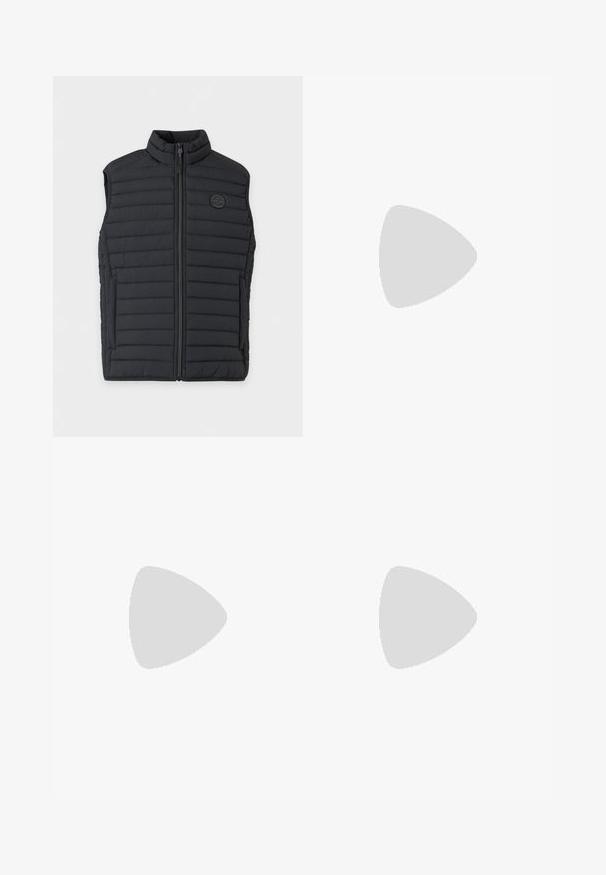 Veste sans manches matelassée noire avec fermeture éclair intégrale à l'avant, col montant, poches latérales et un petit logo rond sur la poitrine gauche.; Pull en maille marron avec un col et des poignets côtelés de couleur crème, arborant un petit logo d'oiseau blanc sur la poitrine gauche. Manches longues, coupe classique.; Pantalons en coton marron avec une coupe droite, fermeture à bouton et poches latérales. Ils présentent une texture lisse et un design simple, sans embellissement.; Baskets en suède beige avec semelle en caoutchouc blanc, dotées de lacets beiges, d'accents bleu marine et de détails perforés sur la boîte à orteils.