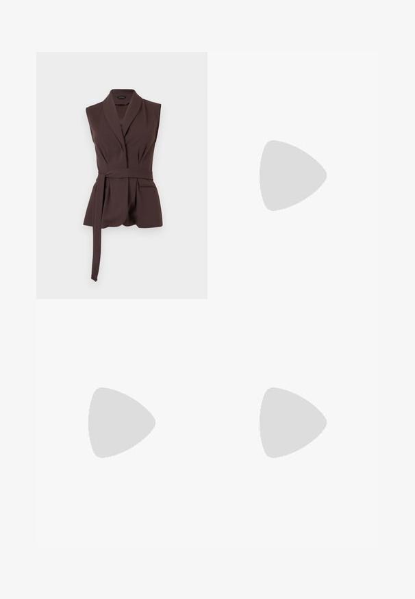 Veste sans manches marron foncé ajustée avec col châle et ceinture longue en tissu fixée, poches avant, coupe structurée sur fond blanc.; Blouse blanche à manches longues avec col mao, patte de boutonnage dissimulée, fines rayures verticales et poignets à volants, présentée sur un fond uni.; Pantalons évasés marron avec une texture lisse, dotés d'une fermeture à bouton sur le devant et de coutures verticales pour une meilleure structure.; Chaussure beige à talons hauts avec bride arrière, bout pointu, bordure noire et détail boucle. Matériau lisse à finition mate, talon moyen épais.