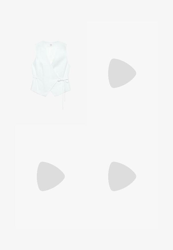 Veste blanche sans manches à enfiler avec col en V et fermeture par nouage sur le côté, coupe cintrée, confectionnée dans un tissu lisse.; Stradivarius RUSTIKALES DAILY - Chemisier - white; Pantalons larges blancs en tissu doux. Dotés d'une taille élastique avec cordon de serrage et d'une texture lisse. Aucuns motifs visibles ni éléments en métal.; Sandale blanche à enfiler avec une large bride unique et une semelle plate, vue de côté sur fond blanc.