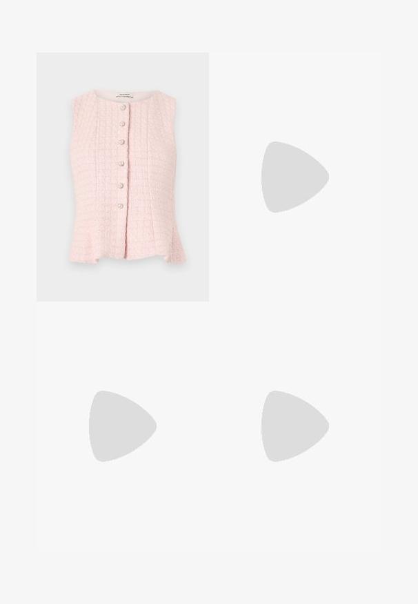 Blouse sans manches rose pâle texturée avec un col rond et six boutons en perle alignés au centre devant.; Polo en maille crème à manches courtes avec des rayures ondulées bleu marine, col bleu marine, patte de boutonnage et motif texturé subtil.; Mini-jupe en tricot côtelé bleu marine avec une taille haute et une rangée avant de six boutons en métal doré.; Chaussures plates en cuir noir avec un bout pointu, dotées de deux brides noires avec des accents en métal doré. Texture lisse et talon bas.