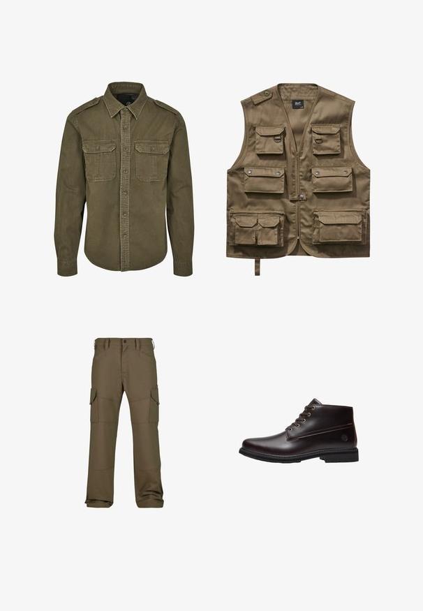 Chaki Utility-Weste aus strapazierfähigem Stoff, mit mehreren Fronttaschen mit Klappen, Reißverschluss und verstellbarem Nackenriemen.; Olivgrünes Button-Down-Shirt aus Baumwolle. Verfügt über einen Kragen, zwei Brusttaschen mit Klappen und strukturierte Schultern mit sichtbaren Nähten.; Cargo-Hosen in dunkelolivgrün mit mehreren Taschen, verstärkten Nähten, geradem Schnitt und einem glatten Stoff.; Dunkelbrauner Leder-Schnürstiefel mit schwarzer Sohle und dezentem Markenlogo an der Seite, im Profil vor weißem Hintergrund gezeigt.