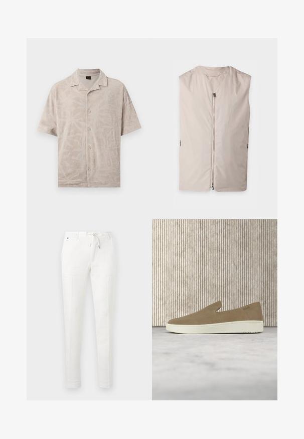 Veste beige sans manches avec une fermeture éclair à l’avant et un col rond, présentée à plat sur un fond clair.; Chemise beige à manches courtes avec boutons, motif de feuilles texturées subtile, petit col, posée à plat sur un fond blanc.; Pantalon blanc ajusté avec passants pour ceinture et cordon de serrage à l'avant, sans poches visibles, présenté sur un fond uni.; Chaussure beige sans lacets avec semelle blanche, présentée en suspension sur un tapis clair avec un mobilier transparent de couleur ambre en arrière-plan.