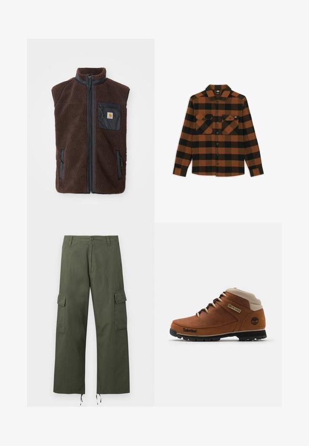 Brun fleece vest med lynlås foran, høj krave og sidelommer. Har en sort brystlomme med logo mærke. Blødt, tekstureret materiale.; Langærmet skjorte i orange og sort ternet mønster, lavet af et tekstureret stof. Har to brystlommer og knaplukning foran.; Olivengrønne cargobukser med sidelommer med klap, knaplukning, bæltestropper og justerbare snore i de brede bukseben.; Brun læder vandrestøvle med en beige krave, sort gummisål og gyldne metaløjer. Har et Timberland-logo på siden.