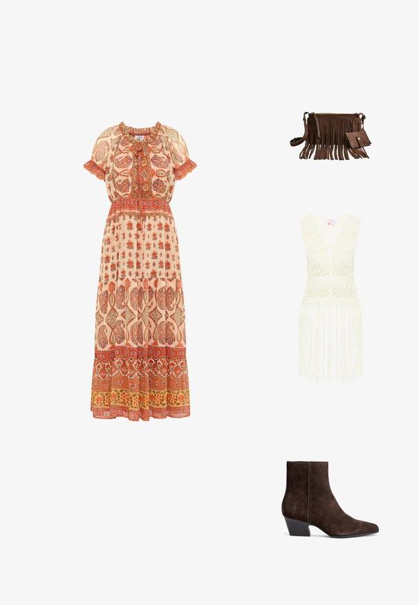 Hæklet vest i off-white, med v-hals, åbent vævemønster og frynset kant. Letvægtig, med et tekstureret, bohemsk design.; Maxikjole i let stof med blomsterprint i røde og orange nuancer, med en sammensamlet halsudskæring, korte ærmer og en lagdelt kant.; Brune ruskind ankelstøvler med spidse tæer, mellemhøj blokhælt og minimal syning for et elegant udseende.; Brun ruskind crossbody taske med lange frynser og en matchende lille pung, begge med guldfarvet hardware.