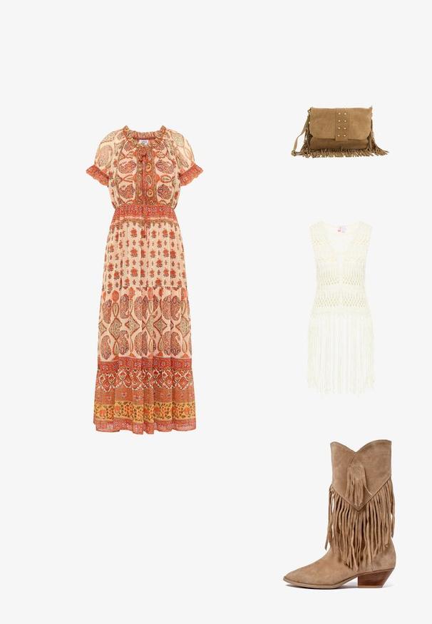 Häkelweste in Off-White mit V-Ausschnitt, offenem Webmuster und fransenverziertem Saum. Leicht und mit einem strukturierten, bohemian Design.; Maxikleid aus leichtem Stoff mit floralen Mustern in Rot- und Orangetönen, mit gerafftem Ausschnitt, kurzen Ärmeln und einem stufigen Saum.; Schwarze Wildleder-Cowboy-Stiefel mit fransigen Akzenten, spitz zulaufender Zehenpartie und einem niedrigen gestapelten Absatz. Verfügt über ein rautenförmiges Patch am Schaft.; Braune Wildleder-Schultertasche mit franzen am Boden, magnetischem Klappverschluss und dekorativen goldenen Nieten auf der Vorderseite. Ketten- und Stoffriemen.