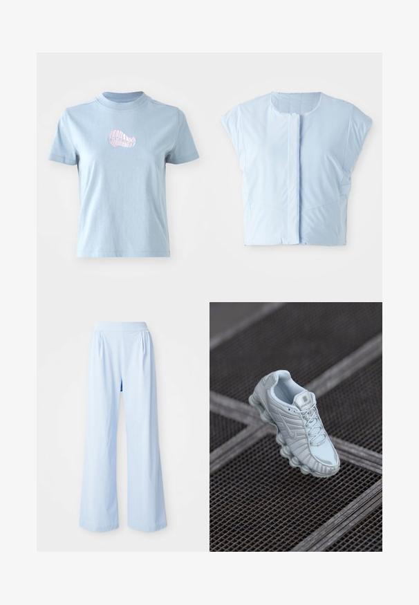Lichtblauw cropped top gemaakt van gladde stof, met een ronde halslijn, korte mouwen, knoopsluiting aan de voorkant en subtiele naaddetails.; Lichtblauw katoenen T-shirt met korte mouwen en een hoge hals, met een klein roze geborduurd schelpdierontwerp aan de voorkant.; Lichtblauwe wijde broek met een gladde textuur, elastische tailleband en geplooide details aan de voorkant. Gemaakt van een zachte stof.; Lichtblauw sportschoen met een gestructureerde bovenkant, voorzien van een ronde zool met cilindrische elementen en een opvallend logo op de tong.