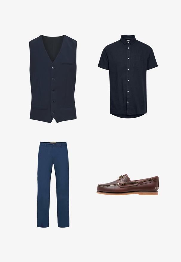 Gilet bleu marine en tissu lisse, avec un col en V, six boutons, deux poches avant et une poche poitrine unique.; Chemise à manches courtes en tissu bleu marine foncé, avec un col boutonné, une patte de boutonnage à l'avant et une poche poitrine. Design à ourlet arrondi.; Pantalon en coton bleu marine avec une coupe droite, doté d'une fermeture à boutons à l'avant et de poches latérales visibles. Texture lisse.; Chaussure bateau en cuir marron avec coutures blanches, détails de lacets et semelle en caoutchouc beige, vue de côté sur fond blanc.