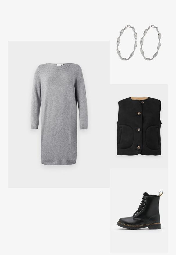 Sort suede vest med rund halsudskæring, fem brune knapper, to store forlommer og en blød indvendig foring.; Grå strikket kjole med rund halsudskæring, lange ærmer og ribbede manchetter. Blød tekstur, knælangt design, minimalistisk stil.; Sorte læder ankelstøvler med rund tå, pelsfor, sølvøjer og gul syning langs sålen. Solid gummisål.; Sølv hoop øreringe med et snoet design, der har en tekstureret overflade og en sikker lås. Letvægts og reflekterende med en glat finish.