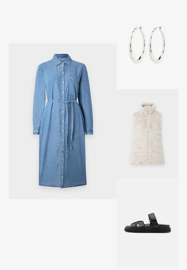 Hellbeige Kunstfellweste mit Stehkragen, durchgehendem Reißverschluss und horizontalen Nahtdetails über den Körper für eine strukturierte Optik.; Jeanshemdkleid in Himmelblau, mit langen Ärmeln, durchgehender Knopfleiste, Kragen und Taillengürtel. Enthält ein Detail mit einer Brusttasche.; Schwarze Leder-Sandalen zum Hineinschlüpfen mit einem breiten Riemen-Design, das geometrische Ausschnitte und eine strukturierte Oberfläche aufweist, ergänzt durch eine dicke Gummisohle.; Silberne Creolen mit einer glatten, glänzenden Oberfläche. Kreisform, ausgestattet mit einem sicheren Verschluss. Einfaches und elegantes Design.
