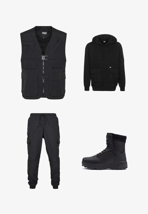 Zwarte Utility-vest van lichtgewicht stof, met meerdere voorzakken, een ritssluiting en een gaasinterieur voor ventilatie.; Zwarte hoodie gemaakt van zachte stof, voorzien van een capuchon met trekkoord, voorzakken en een logo-op-patch op de linker borst.; Zwarte cargobroek met een elastische tailleband en trekkoord, voorzien van zijzakken en geribbelde uiteinden. Gemaakt van lichtgewicht, duurzaam materiaal.; Zwarte tactical boot met een gladlederen bovenkant en stofpanelen, hoge enkelontwerp, vetersluiting aan de voorkant en robuuste rubberen zool.