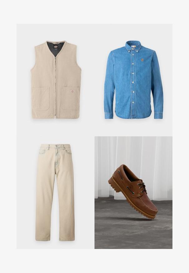 Beige ärmellose Arbeitsweste mit Frontreißverschluss, zwei großen Fronttaschen und schwarzem Innenfutter.; Helles blaues Denim-Hemd mit langen Ärmeln, Button-Down-Kragen und weißen Knöpfen. Mit einem kleinen, orangen Baum-Logo auf der linken Brust.; Hellbeige Jeans aus Denim mit geradem Bein, fünf Taschen und Knopfverschluss. Verfügt über dezentes Verblassen des Stoffes und ein klassisches Design.; Brauner Leder-Bootsschuh mit schwarzen Schnürsenkeln, beigen Nähten und einer robusten Sohle, schwebt über einem grauen Betonboden.