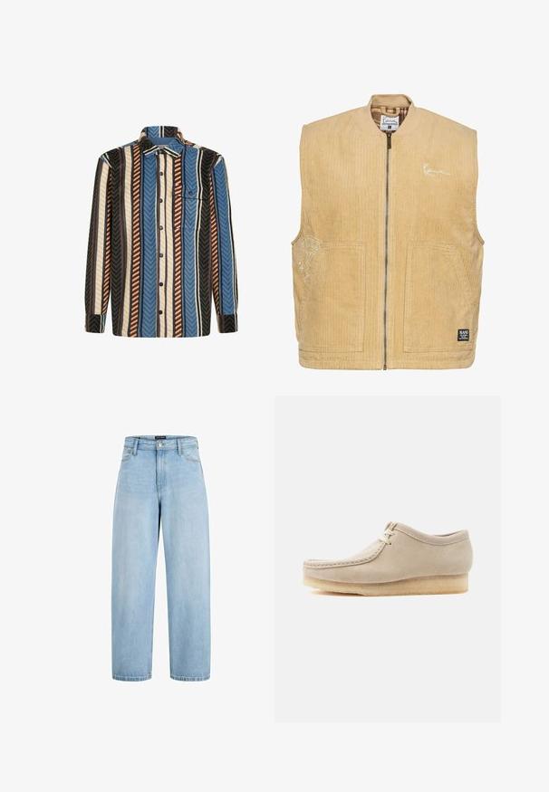Beige corduroy vest med lynlås foran, bomber-stil halsudskæring, to frontlommer og broderet logo detalje på venstre side.; Langærmet skjorte med knaplukning i lodrette striber i blå, brun, hvid og sort, med en brystlomme foran med knapklap.; Lyseblå jeans med høj talje og vide ben, med forlommer, bæltestropper og lukning med knap og lynlås.; Beige ruskind snørestøvle med crepesål, mokasinstil syning og lav ankeludformning isoleret på en lys baggrund.