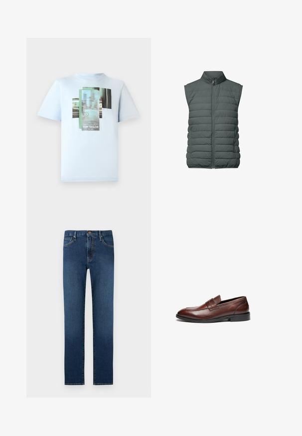 Dunkelgrüne, ärmellose, gesteppte Weste mit hohem Kragen und Reißverschluss vorne.; TOM TAILOR T-Shirt print - light metal blue; Dunkelblaue gerade geschnittene Jeans mit fünf Taschen, Knopfverschluss und Kontrastnähten.; Braune Lederloafer mit glatter Oberfläche, abgerundeter Spitze, dekorativem Riemen und schwarzer Gummisohle. Merkmale sind minimale Nähte.