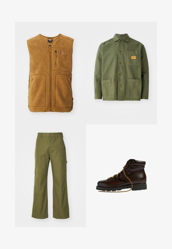 Braune Sherpa-Fleece-Weste mit Frontreißverschluss, drei Taschen und einem kleinen Logo-Patch auf der oberen linken Brust.; Olivgrüne Jacke aus schwerem Baumwollmaterial, mit spitzem Kragen, Knöpfen auf der Vorderseite und zwei großen aufgesetzten Taschen. Mit einem kleinen Logo-Patch versehen.; Olivgrüne, weite Hosen aus strapazierfähigem Material, mit Knopfverschluss, seitlichen Taschen und einem geraden Saumdesign.; Brauner Leder-Wanderschuh mit abgerundetem Zeh, strukturierten Oberflächen, gelben Schnürsenkeln und Metallösen. Enthält eine robuste schwarze Gummisohle.