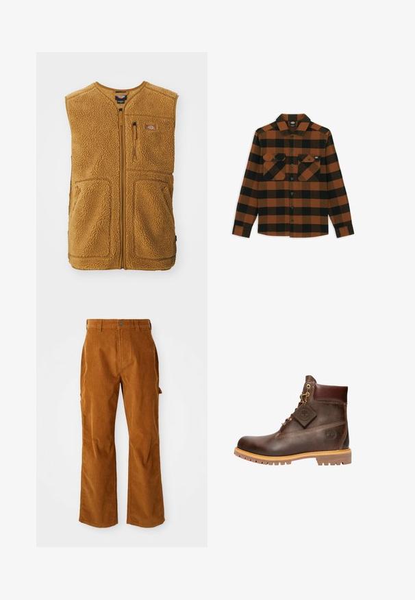 Brun sherpa fleece vest med frontlynlås, tre lommer og et lille logo-patch på øverste venstre bryst.; Langærmet skjorte i orange og sort ternet mønster, lavet af et tekstureret stof. Har to brystlommer og knaplukning foran.; Brune kordfløjlsbukser med en udvidet benstruktur, med sidelommer og en frontknaplukning. Teksturen er blød og ribbet.; Brun læder ankelstøvle med rund tå, solid sål, hardware i guldtone og en tekstureret overdel. Inkluderer et logo-tagfæstet.