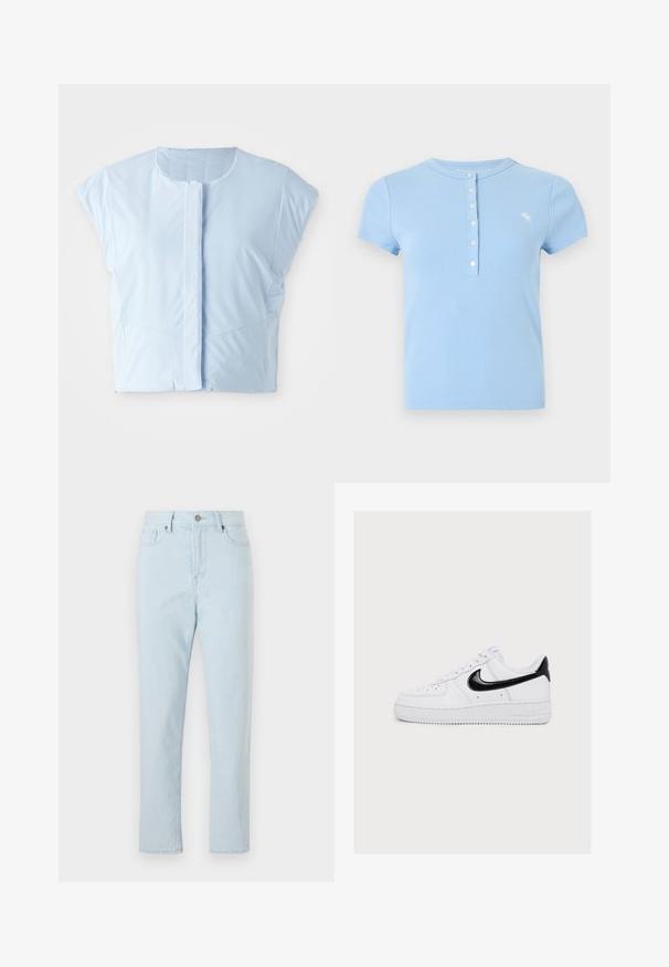 Lysblå crop top lavet af glat stof, med rund halsudskæring, korte ærmer, frontknaplukning og diskret sømdetaljering.; Lyseblå ribbet kortærmet T-shirt med rund halsudskæring, med knapstolpe og en lille broderet logo på brystet.; Høj talje lys blå lige ben jeans med frontlommer, bæltestropper, knaplukning og synlige syninger ned ad benene.; Hvid lavtop sneakers med sort Nike swoosh og hælkappe, hvide snørebånd og perforeringer på tåområdet.