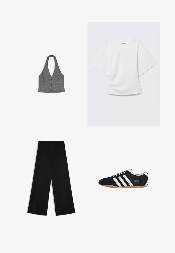 Haut dos nu à carreaux gris et noirs avec un décolleté en V profond et trois boutons noirs sur le devant, posé à plat sur un fond blanc.; T-shirt blanc oversize à manches courtes avec col rond présenté sur un fond gris clair.; Pantalon noir à jambes larges avec passants de ceinture, fermeture devant par bouton et zip, posé à plat sur fond blanc.; Sneakers en suede noir avec trois bandes blanches, logo doré et semelle en caoutchouc marron. Présente un design à lacets à profil bas.