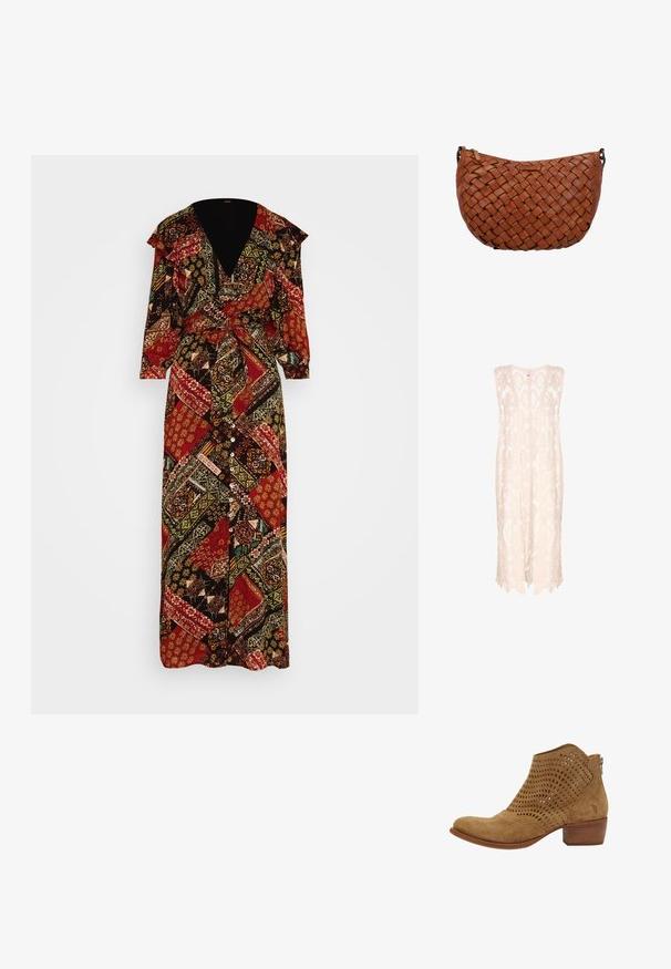 Strikket vest i lys beige med et blonde mønster, der har en løs silhuet, dyb udskæring og en bølget kant for et luftigt udseende.; Free People LENNON DRESS - Maxikjoler - black combo; Felmini Cowboy- / bikerstøvlette - marvin stone; Brun skuldertaske i læder med flettet mønster og lynlåslukning på toppen, vist mod en hvid baggrund.