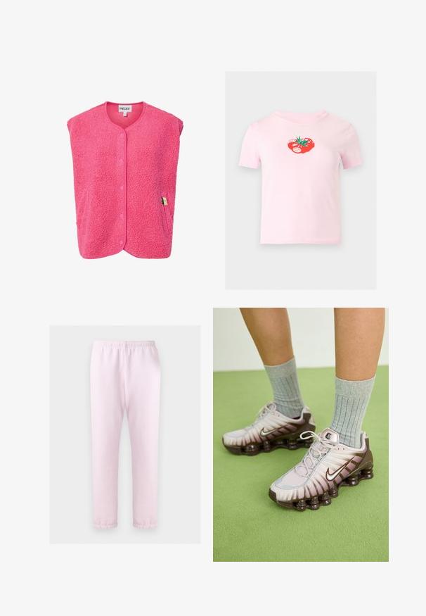 Gilet sans manches en velours rose flou avec des fermetures à bouton, un col rond et une poche latérale avec une petite étiquette. Matériau doux et texturé.; Chemise rose clair à manches courtes avec un petit motif de tomate rouge avec des feuilles vertes et un détail de tomate tranchée au centre de la poitrine.; Pantalon de jogging rose clair à taille élastique avec chevilles resserrées, présenté à plat sur fond blanc.; Baskets Nike en rose clair et marron, présentant un dessus texturé, un design superposé et une semelle extérieure amortissante avec des unités d'air visibles.