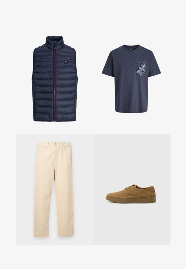 Mørkeblå puffer-vest med høj krave, lynlås lukning og røde detaljer. Har vandret quiltet mønster og sidelommer. Letvægtsmateriale.; Marineblå T-shirt med korte ærmer, rund hals og blomsterprintet brystlomme på hvid baggrund.; Beige jeans med lige ben, lukkes med knap og lynlås, bæltestropper og forlommer på ensfarvet baggrund.; Brun ruskindslærredsko med snørebånd og flad gummisål, set fra siden på en ensfarvet lys baggrund.