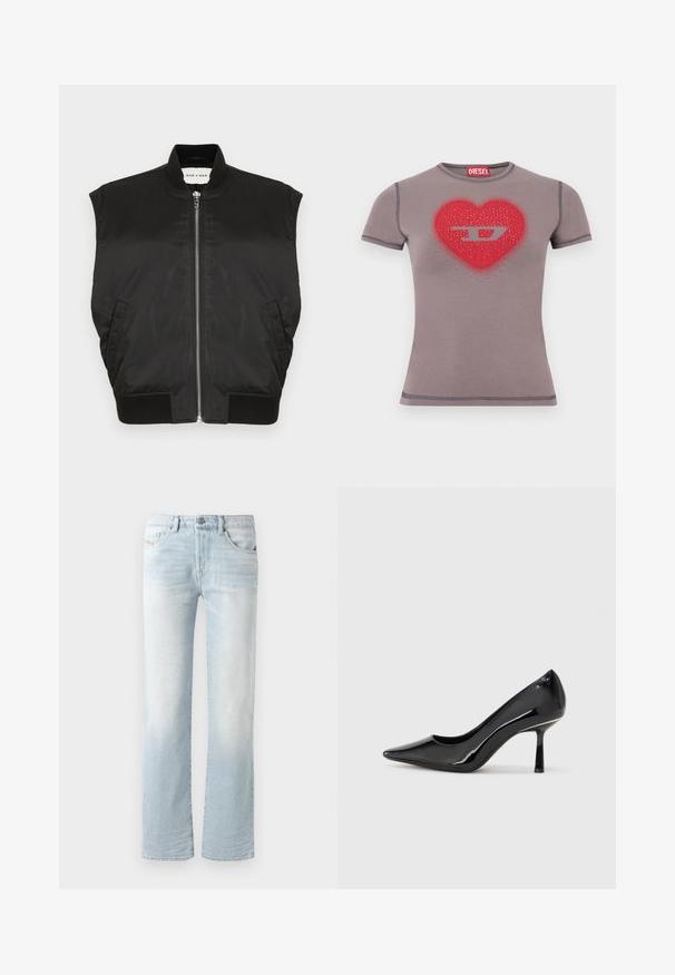 Zwarte mouwloze jas van een gladde stof met een hoge nek, ritssluiting aan de voorkant en geribbelde zoom en armsgaten. Inclusief twee zijzakken.; Getailleerd grijs T-shirt met korte mouwen, met een rood hart en een zilveren "D"-logo op de borst, versierd met kleine studs.; Lichtblauwe spijkerbroek met een rechte pasvorm, voorzien van vervaging, vijf zakken en een sluiting met een knoop aan de voorkant.; Zwarte lakleren high heel pump met een spitse neus, slank ontwerp en een smalle stiletto hak, met een gladde, glanzende textuur.