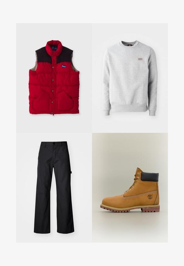 Rode gevoerde gilet met een hoge kraag, donkerbruine schouderpanelen, drukknoopsluitingen en twee voorzakken, met een nylon buitenkant en zachte voering.; Grijze sweatshirt met een ronde hals, ribgebreide manchetten en onderrand, gemaakt van zacht katoen. Kenmerkt een klein logo op de linkerkant van de borst.; Zwarte, wijde broek gemaakt van duurzaam materiaal. Voorzien van een knoopsluiting en zijzakken. Glad textuur met een strakke uitstraling.; Bruine leren enkellaars met zwarte kraag, gele veters en een zandkleurige zool. Voorzien van een logo en witte stikseldetails. Robuuste loopzool met grip.