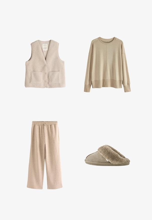 Fleece vest in lichtbeige, met een v-hals, drie knopen en twee voorkruiken. Zachte textuur met een gezellige, isolerende uitstraling.; Beige gebreide trui met een ontspannen pasvorm, ribgebreide manchetten en zoom, ronde halslijn en verlaagde schouders. Zachte textuur met minimale naden.; Beige broek met wijde pijpen, een elastische tailleband en een koordje, gemaakt van een zachte, gevlekte stof.; Beige instapslof met zachte, pluche bontvoering rond de opening en een suède-achtige buitenzool.