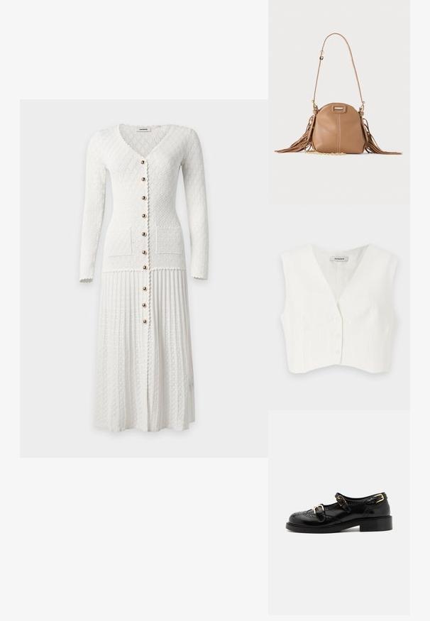 Witte cropped top met een V-hals, twee voorkruiszakken, vijf knopen en verticale textuurstrepen. Gemaakt van een gladde, lichte stof.; Witte, gebreide jurk met lange mouwen, een V-hals, gouden knopen aan de voorkant, twee voorzakken en een gestructureerde geplooide rok.; Zwarte leren schoenen met brogue-details, voorzien van twee gespsluitingen, een ronde neus en een lage hak. Glad oppervlak met een glanzende afwerking.; Kleine lichtbruine leren schoudertas met lange band, gouden kettinkdetail en franjes aan beide zijden tegen een neutrale achtergrond.