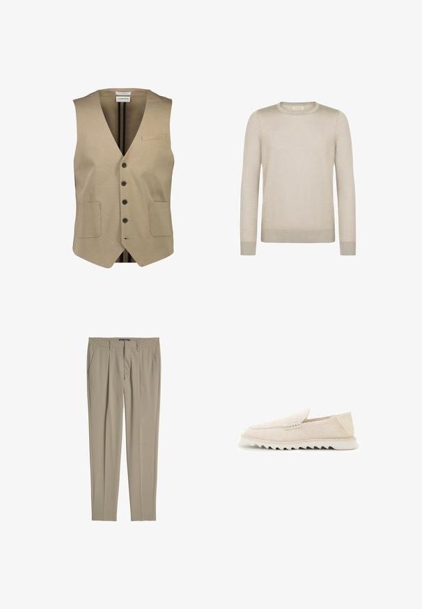 Beige mouwloos vest met een V-hals, vijf zwarte knopen, twee voorzakken en een kleine borstzak. Glad materiaal met een minimale textuur.; Lichtbeige trui gemaakt van zacht materiaal. Heeft een ronde halslijn, lange mouwen en geribde manchetten en zoom voor een getailleerde look.; Beige slim-fit broek met elastische tailleband, zijzakken, broekriemlussen en een ritssluiting aan de voorkant.; Beige suède instap loafer met gekartelde witte rubberen zool en glad hielstuk, zijaanzicht op witte achtergrond.