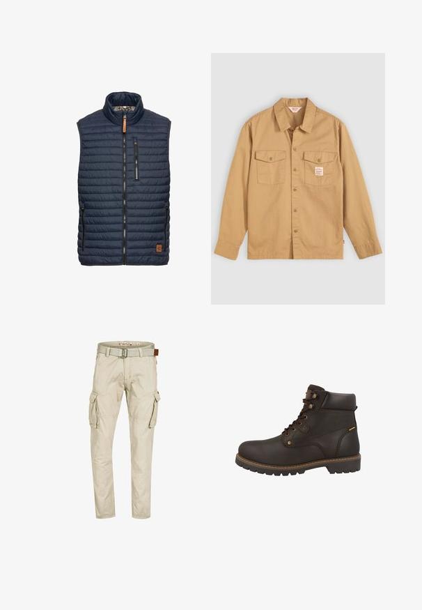 Marineblauw puffer vest met verticale gestikte patroon, hoge kraag, ritssluiting aan de voorkant en twee zijzakken. Heeft een bruine leren logoaccent.; Tan button-up shirt met lange mouwen, twee borstzakken en een klein label. Gemaakt van katoen met een gladde textuur en een klassiek kraagontwerp.; Beige cargobroek met meerdere klepzakken, gestikte kniedetails en een bijpassende stoffen riem met metalen gesp.; Bruine leren enkellaars met ronde neus, metalen veterogen, veterluiting, gevoerde kraag en textuurrubberen zool met gripprofiel.