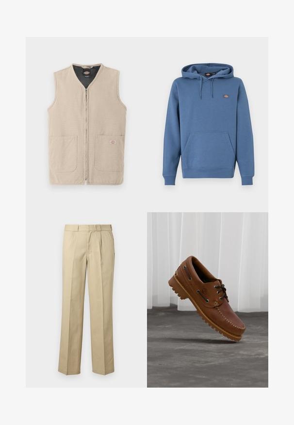 Veste de travail sans manches beige avec fermeture éclair frontale, deux grandes poches avant et doublure intérieure noire.; Sweat à capuche de couleur bleu moyen, fabriqué en matière douce avec une poche avant, des poignets côtelés et un logo brodé sur la poitrine.; Pantalon droit beige avec passants de ceinture, plis devant et poches latérales sur un fond uni.; Chaussure de bateau en cuir marron avec des lacets noirs, des coutures beiges et une semelle robuste, suspendue au-dessus d'un sol en béton gris.