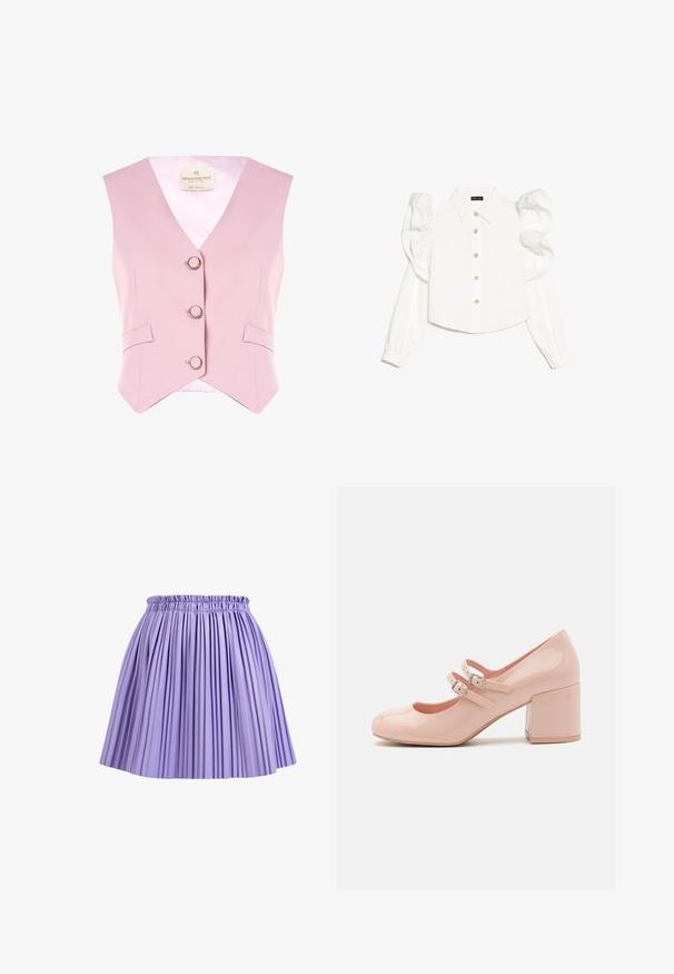 Lichtroze mouwloos vest met een V-hals, drie ronde knopen en twee zijzakken. Gemaakt van een gladde stof met een satijnen voering.; Witte blouse met lange mouwen en geplooide mouwen, klassieke kraag, knoopsluiting aan de voorkant en subtiele bloemvormige knoopaccenten. Gladde stoftextuur.; Paarse plissé rok met een elastische tailleband, gemaakt van gladde stof, met verticale plooien en een korte lengte.; Roze gepatenteerde leren pumps met een ronde neus, twee verstelbare gespsluitingen en een chunky, transparante blokhak.