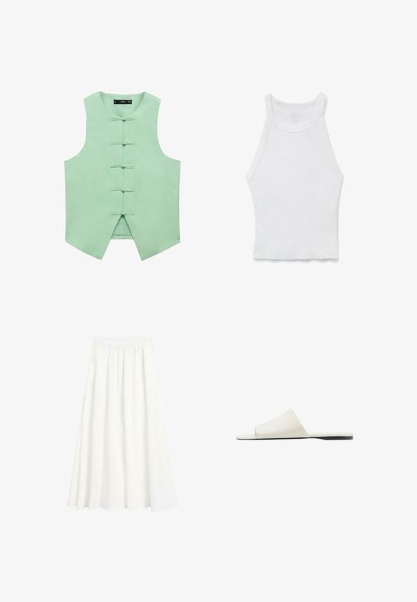 Muntgroene mouwloze vest met een hoge kraag, voorzien van vijf voorste toggles en schuin gesneden zijnaad voor een op maat gemaakte look. Gladde, geweven stof.; Wit mouwloos geribd hemdje met hoge hals en aansluitende silhouet, plat neergelegd op een witte achtergrond.; Witte, lange, vloeiende rok met elastische tailleband en zachte plooien, getoond op een effen achtergrond.; Witte slidesandaal met een brede band en platte zool, gezien van opzij op een witte achtergrond.