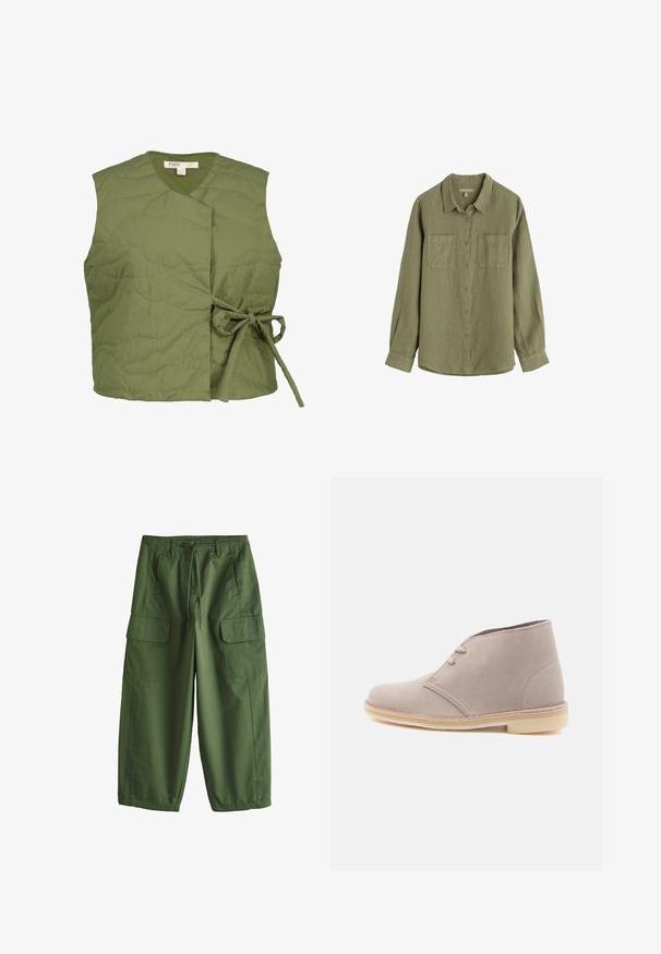 Olivengrøn quiltet vest med en indpakningsdesign, der har en båndlukning på siden. Glat tekstur med subtile bølgestingsdetaljer.; Langærmet, olivengrøn skjorte med krave og to brystlommer, lavet af tekstureret stof.; Grønne arbejdsbukser med vide ben, store sidelommer med klapper, bæltestropper og en foran snøre i taljen, lagt fladt på hvid baggrund.; Lyse beige ørkenstøvle i ruskind med to snørehuller og crepesål, vist i profil mod en ensfarvet hvid baggrund.
