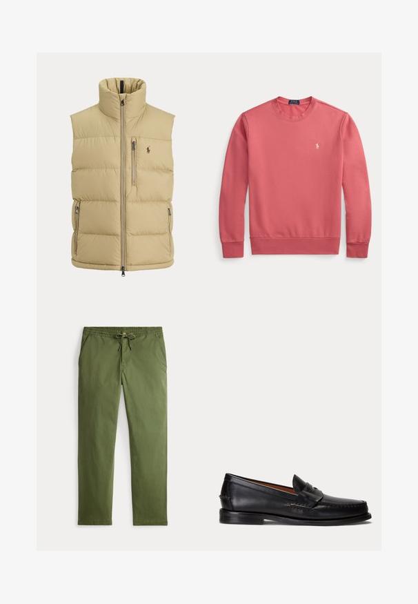 Beige Steppweste mit hohem Kragen, Frontreißverschluss, einer Brusttasche mit Reißverschluss, zwei seitlichen Reißverschlusstaschen und kleinem gesticktem Logo auf der Brust.; Langärmliges Sweatshirt mit Rundhalsausschnitt in Korallenrosa mit kleinem weißem Polo Ralph Lauren-Logo auf der linken Brust.; Herren Olivgrüne Casual-Hosen mit elastischem Bund, Kordelzug, Knopfverschluss und Seitentaschen, flach auf einem weißen Hintergrund präsentiert.; Schwarzer Lederloafer mit niedrigem Absatz und Pennyriemendetail, von der Seite auf hellgrauem Hintergrund gezeigt.