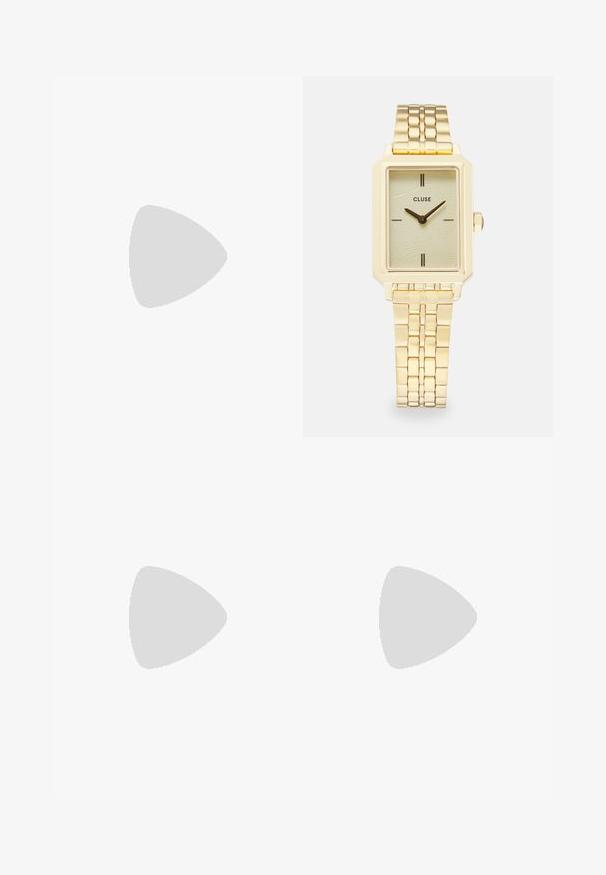 Cremefarvet jumpsuit med dyb V-udskæring, knaplukning foran, brede ben og et matchende taljebælte for en skræddersyet silhuet.; Beige slide-sandal med to brede remme, hver med en guldbuksespænde, på en tyk, tekstureret sål.; Guldrammet firkantet armbåndsur med en struktureret lysegrøn urskive, to sorte time markører, et guldmetal armbånd og et minimalistisk design.; Sort læderbælte med tekstureret overflade, udstyret med en rund guldfarvet spænde prydet med et logo. Justerbart med brun indvendig foring.