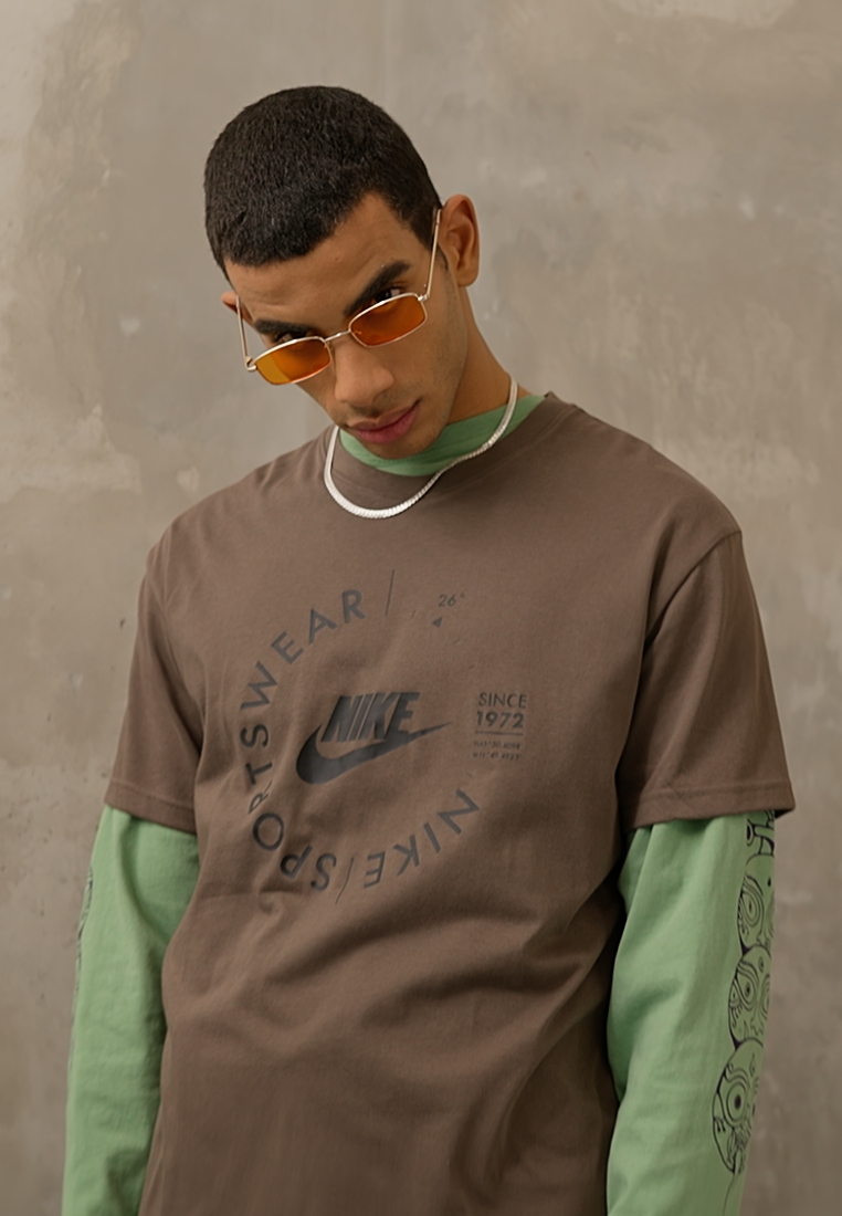 Nike Sportswear TEE Tshirt con stampa ironstone/black/grigio