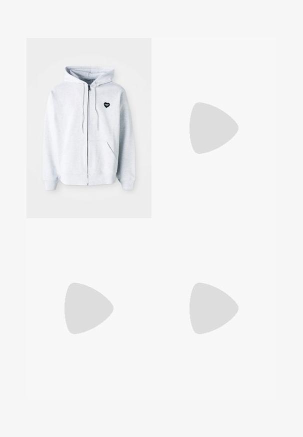 Grå hettejakke med glidelås laget av myk stoff, utstyrt med et hjerteformet svart logo på venstre bryst og kengurulommer.; Grå t-skjorte med korte ermer laget av bomull, med et lite blomsterdesign på brystet. Rund hals, myk tekstur og avslappet passform.; Champion Rochester SURPLUS CUFF PANTS - Cargobukse - black; Hvite og svarte joggesko med teksturerte overflater og blå aksenter, med en tykk såle og svarte lisser, sammen med svarte bukser.
