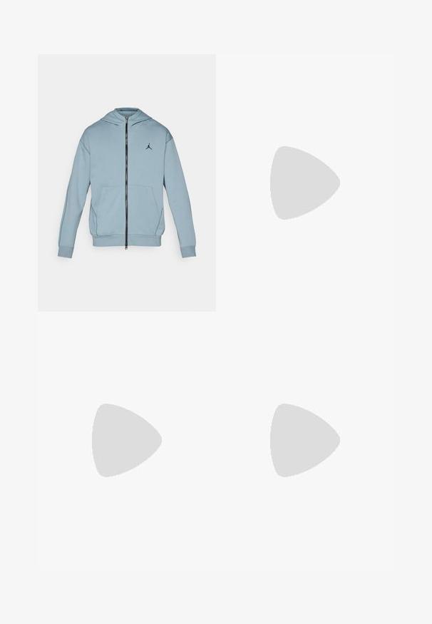 Himmelblaues Zip-Hoodie aus weichem Stoff, mit einer Kängurutasche, schwarzem Logo auf der Brust und gerippten Bündchen und Saum.; Schwarzes Baumwoll-T-Shirt mit dem kräftigen roten Schriftzug "JORDAN", einer Grafik einer springenden Figur und dem Gründungsjahr 1984 in Weiß unterhalb des Designs.; Schwarze Sportshorts aus strukturiertem Netzmaterial, mit einem Kordelzugbund, weißen Streifen und schrägen Akzenten an den Seiten.; Weiße Leder-Sneaker mit Perforationen, runder Zehenpartie, flacher Sohle und dicken Schnürsenkeln, mit sichtbar eingesticktem Swoosh-Logo und "AIR" an der Ferse.