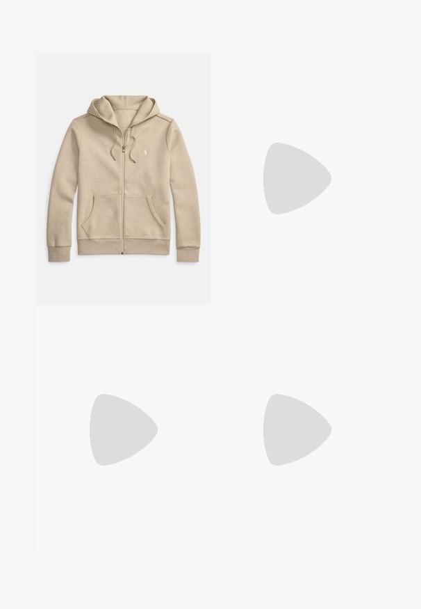 Bež kapucar z zadrgo, narejen iz mehke tkanine, s kapuco z vrvico, sprednjimi žepi in majhnim logotipom na levi strani prsnega koša.; Bela polo majica iz bombaža, ki vsebuje ponovljen modri vzorec psov in majhen modri logotip na prsih. Kratki rokavi in ovratnik.; Kremne kratke hlače iz teksturiranega materiala z elastičnim pasom in stranskimi žepi, v srednji dolžini do stegen.; Beli in svetlo bež športni copat, s mrežastim zgornjim delom, perforiranimi detajli in teksturirano srednjim delom z blagovno znamko na peti.