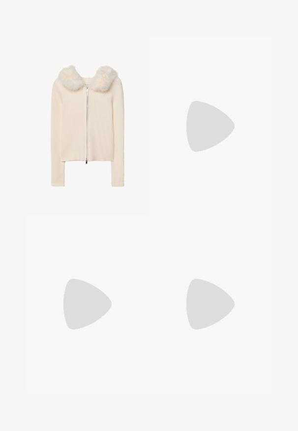 Gestreifter cremfarbener Cardigan mit Reißverschluss und einem weichen Kunstfellkragen. Lange Ärmel und ein taillierter Schnitt unterstreichen das elegante Erscheinungsbild.; Navyblaues Satinhemd mit langen Ärmeln, Kragen, vorderer Knopfleiste und seitlichen Taschen. Glatte Textur und taillierte Passform.; Ausgestellte Jeans aus Denim in einem blassen Blauton mit einem klassischen Fünf-Taschen-Design, das eine leichte Textur und sichtbare Nähte aufweist.; Schwarze Lederbootsschuhe mit runder Zehenpartie, Schnürdesign, gesteppten Akzenten und einer stabilen Gummisohle mit einem strukturierten Grip-Muster.