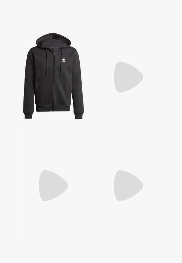 Czarna bluza z kapturem na zamek, wykonana z miękkiego materiału, z kieszenią z przodu, kaptur ze sznurkiem oraz małym białym logo Adidasa na lewej piersi.; Biała koszulka polo z trzema czarnymi paskami na każdym ramieniu, czarnym logo Adidasa i emblematem Juventusu na piersi. Materiał bawełniany.; Czarne sportowe spodnie z elastycznym paskiem w talii, z białymi paskami po bokach i małym logo. Materiał wydaje się miękki i lekki.; Białe sneakersy Adidas Mundial Goal z czarnymi paskami i gumową podeszwą, pokazywane w powietrzu nad podłogą boiska sportowego z kolorowymi liniami.