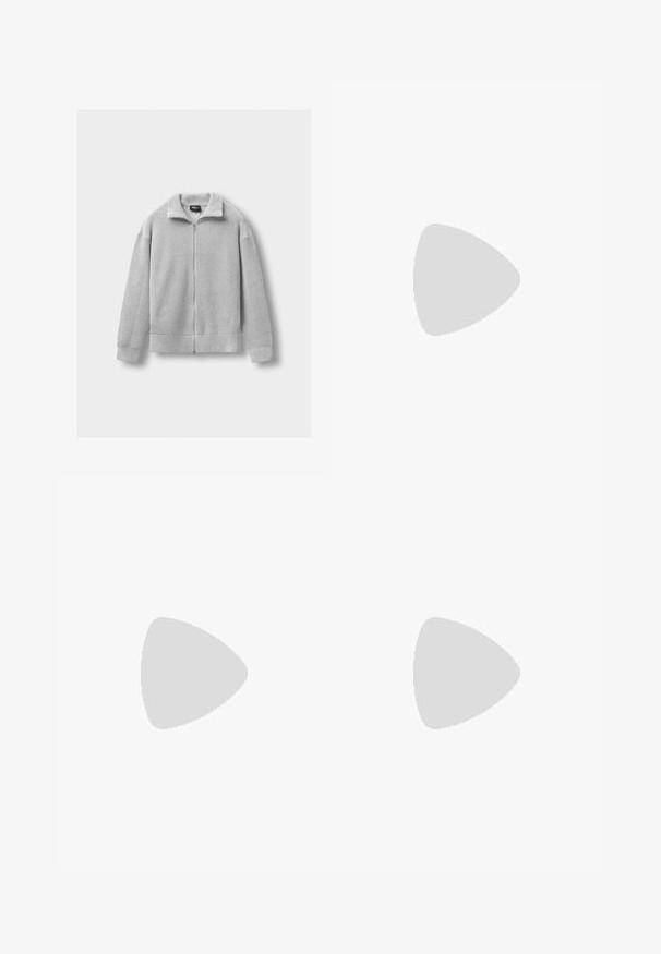 Maglione grigio chiaro a maglia con zip, maniche lunghe e colletto alto, posato su uno sfondo bianco.; Camicia bianca a maniche lunghe realizzata in tessuto liscio, con chiusura frontale a bottoni, colletto a punta e orlo arrotondato con polsini abbottonati.; Pantaloni neri a gamba larga con frontale plissettato, tasche laterali e una texture di tessuto liscia. Progettati per un fit comodo.; Mocassino in pelle nera con un pannello e cuciture in pelle bianca a contrasto. Presenta una finitura liscia e un design a tacco basso.