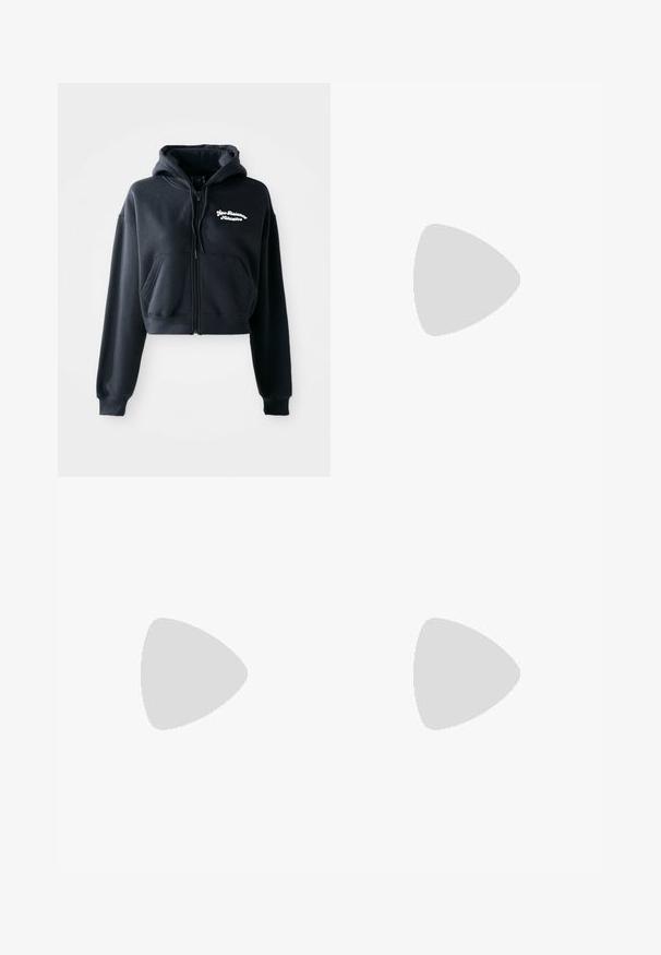 Μαύρο κοντό hoodie φτιαγμένο από μαλακό ύφασμα, με κλείσιμο με φερμουάρ μπροστά, δύο μπροστινές τσέπες και λευκό κεντητό κείμενο στην αριστερή πλευρά του στήθους.; Μαύρα και λευκά κοντομάνικα κορμάκια με στρογγυλές λαιμοκοψές και σλιπ πίσω, φτιαγμένα από απαλή και ελαστική ύφανση.; Μαύρα φαρδιά παντελόνια φόρμας από μαλακό ύφασμα, με ελαστική μέση και κορδόνι προσαρμογής, καθώς και ένα μικρό λογότυπο στην αριστερή πλευρά.; Μαύρο και γκρι αθλητικό παπούτσι με συνδυασμό σουέτ και mesh υλικών, παχύ πάτο, εξέχον λογότυπο και κόκκινη λεπτομέρεια στη γλώσσα.