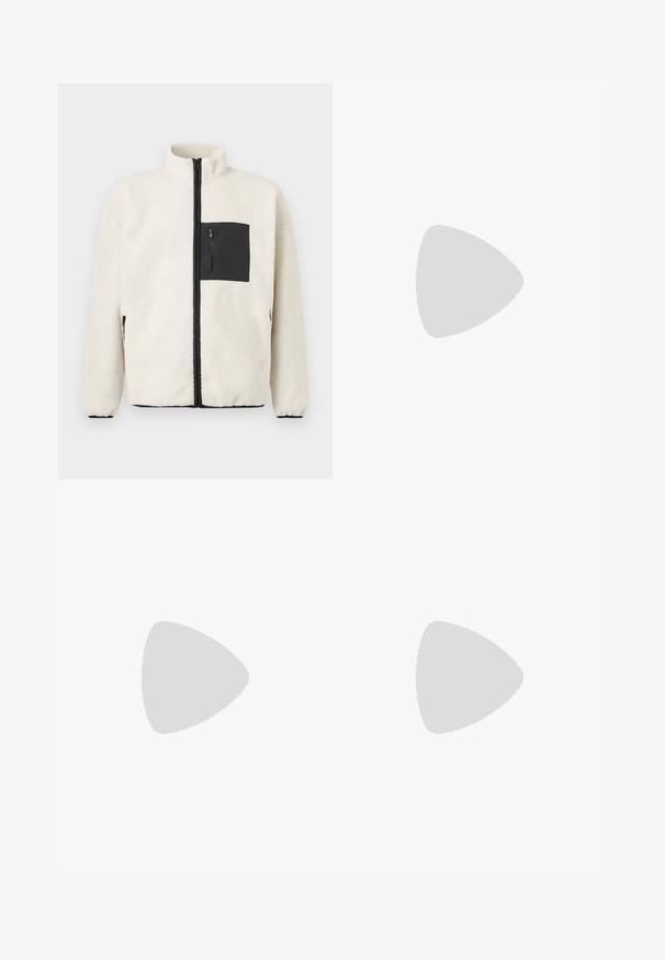 Krém színű fleece dzseki, fekete cipzáras mellzsebből, magas gallérból és fekete cipzáras részletekből áll az elején és a zsebeknél.; Fehér pamut póló rövid ujjal és kerek nyakkal. Középre elhelyezett szöveg olvasható: "ÜDVÖZÖLJÜK A PARADICSOMBAN" íves zöld betűtípussal.; Szürke farmer sort klasszikus öt zsebes kialakítással, felhajtott szegéllyel és gombos záródással. Az anyag enyhén kopott textúrával rendelkezik.; Fehér slip-on sportcipők texturált felülettel, vastag talppal és minimalista dizájnnal. Az oldalon a márka logója található.